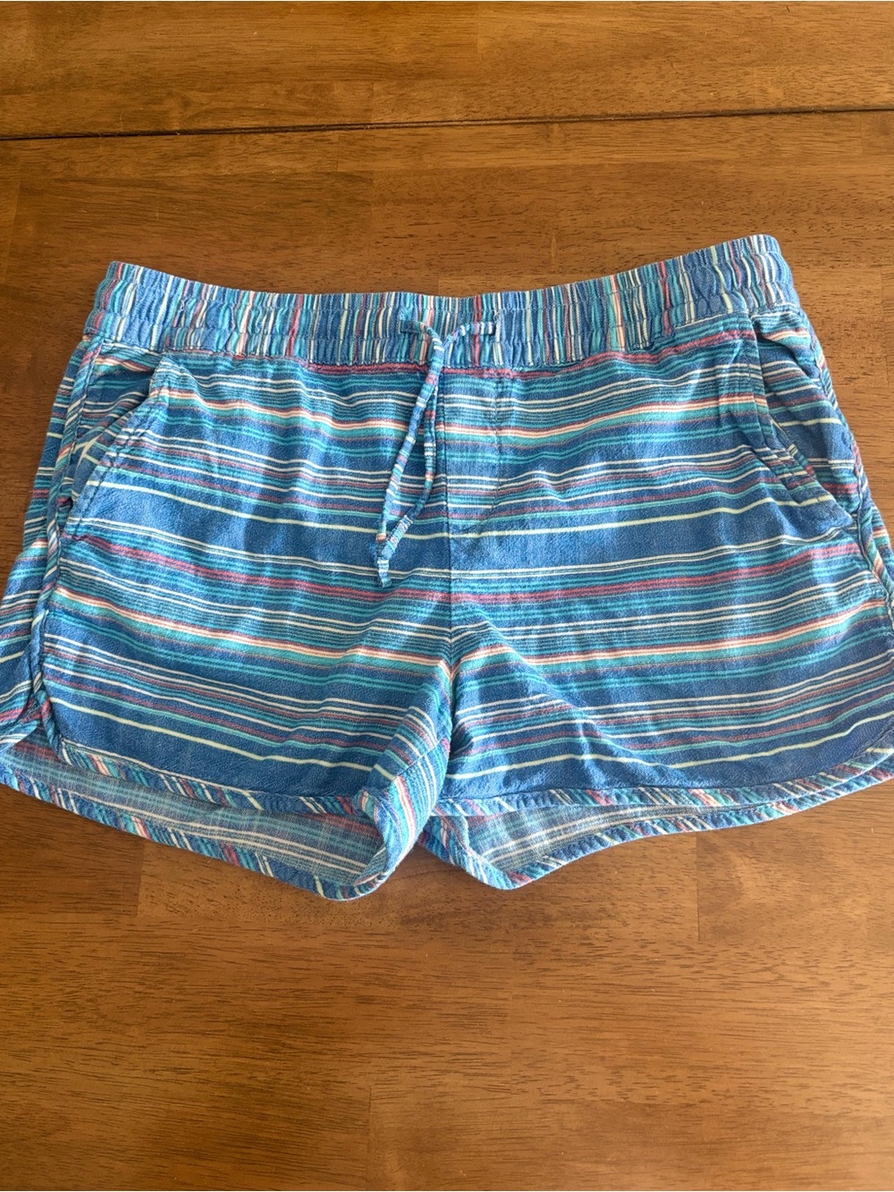 Gap pull on blue striped shorts (6)